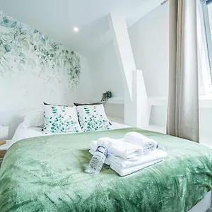 Parisian Flat With Eiffel Tower View , Parigi Francia